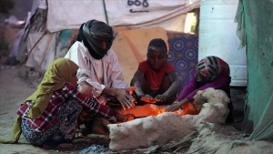 تقرير: البرد الشديد يفاقم معاناة النازحين في مخيمات مأرب باليمن