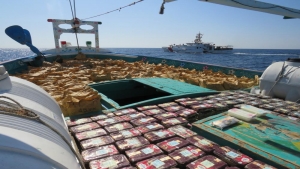 المنامة: البحرية الأمريكية تعلن ضبط 4 أطنان من الحشيش ونصف طن من الميثامفيتامين في خليج عُمان