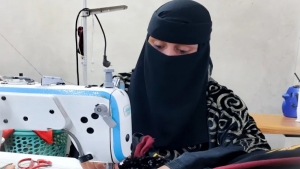 تقرير: سوسن المطاع.. يمنية تقاوم البطالة بصناعة الملابس