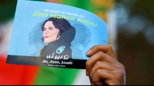 احتجاجات ايران: السلطات تفرج عن 7 ناشطات وصحافي سجنوا خلال الاحتجاجات المنددة بوفاة مهسا أميني