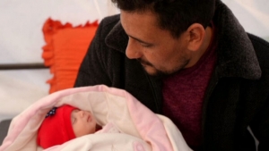 دمشق: أقرباء الرضيعة السورية المنتشلة من تحت الأنقاض يتكفّلون بها