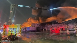 الرياض: السيطرة على انتشار حريق مستودع بالدمام