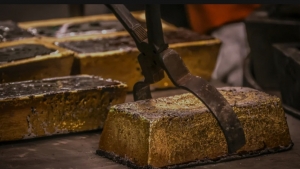 اقتصاد: الذهب يغلق أعلى مستويات 1850 دولاراً عند التسوية