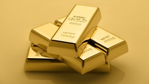 اقتصاد: الذهب يرتفع مع انخفاض الدولار وتصريحات رئيس الفدرالي تحد من المكاسب