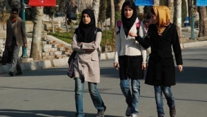 طهران: توقيف 100 شخص "على صلة بتسمم الطالبات"