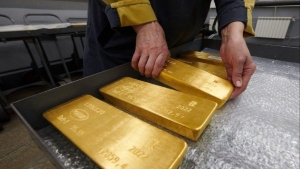 اقتصاد: الذهب يتراجع عند التسوية لكن يغلق أعلى 1900 دولار للأونصة