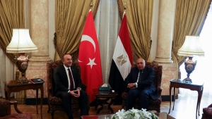 القاهرة: أول زيارة منذ قطع العلاقات.. وزيرا خارجية تركيا ومصر يؤكدان "عدم الرجوع إلى فترة التوتر"