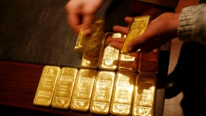 اقتصاد: الذهب يغلق على انخفاض لكنه يحقق ثاني مكاسب فصلية على التوالي