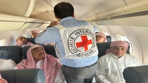 الرياض: الصليب الاحمر ينقل 56 محتجزا من السعودية لليمن تم اطلاقهم بمبادرة انسانية احادية تشمل 104 محتجزين