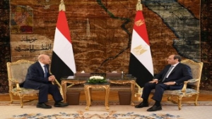 القاهرة: الرئيس العليمي يجتمع بالرئيس السيسي حول العلاقات الثنائية وجهود احياء عملية السلام
