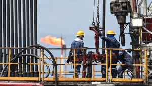 اقتصاد: النفط يغلق مرتفعاً بعد إشارة روسيا لتوازن الأسواق العالمية