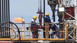 اقتصاد: النفط يغلق على انخفاض بنسبة 4٪ مواصلاً خسائره بعد رفع الفدرالي للفائدة