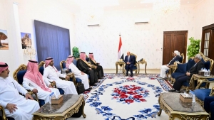 اليمن: العليمي يجتمع بالسفير السعودي في عدن لبحث جهود تجديد الهدنة وانهاء النزاع