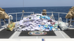 المنامة: البحرية الامريكية تعلن مصادرة شحنة جديدة من المخدرات في خليج عمان بقيمة 80 مليون دولار