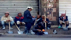 تحقيق: عمال الأجر اليومي باليمن يواجهون البطالة والجوع مع ركود المشاريع