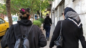 احتجاجات إيران: نساء إيران مهددات بمصادرة سياراتهن في حال عدم ارتدائهن الحجاب