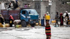 تقرير: أطفال في اليمن يهتمون بتأمين المياه بدلًا من الذهاب إلى المدرسة