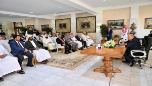 اليمن: الرئيس العليمي يلتقي قيادات ووجهاء حضرموت المجتمعين في الرياض