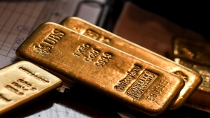 اقتصاد: الذهب يزداد بريقاً مع تراجع الدولار