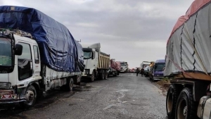 اليمن: محافظ تعز يوجه بسرعة الإفراج عن الشاحنات المحتجزة لدى الجمارك
