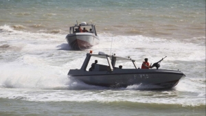 لندن: البحرية البريطانية تقول إن زورقان يحملان أسلحة قرب ميناء الصليف اليمني