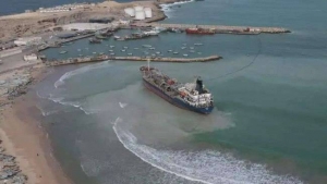 اليمن: الانتهاء من تفريغ ناقلة نفطية جانحة في ميناء نشطون بالمهرة