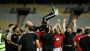 رياضة: الأهلي يتوج باللقب الـ43 في الدوري المصري بهدية من سيراميكا
