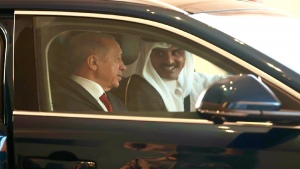 الدوحة: بعد نسخة بيضاء لولي عهد السعودية.. أردوغان يهدي أمير قطر سيارة "توغ" التركية زرقاء اللون