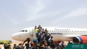 الرياض: الرئيس العليمي يثنى على تدشين مطار الغيضة كرابع منفذ جوي في مناطق نفوذ الحكومة