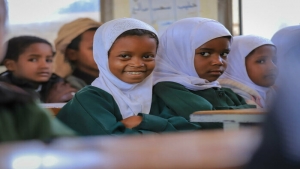اليمن: "الغذاء العالمي" يقول أن 1.4 مليون طالب سيحرمون من التغذية المدرسية هذا العام