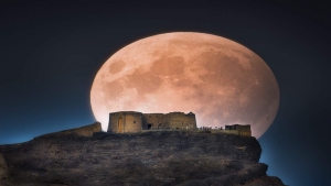 اليمن: صورة القمر العملاق خلف قلعة صيرة..حقيقية ام فوتوشوب?!