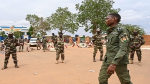 نيامي: "انقلابيو النيجر" يعتزمون محاكمة بازوم بتهمة "الخيانة العظمى"