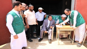 اليمن: مركز الملك سلمان يوزع سلال غذائية على آلاف الأسر المتضررة في محافظة حجة