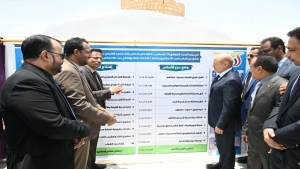 اليمن: الرئيس العليمي يفتتح ويضع احجار اساس حزمة مشاريع انمائية في المهرة