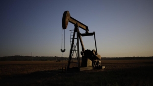 اقتصاد: النفط يغلق مرتفعاً لكنه يسجل أول خسائر أسبوعية في نحو شهرين