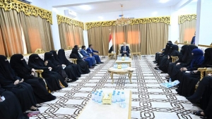 اليمن: الرئيس العليمي يتعهد بالعمل على تمكين المرأة اليمنية في مواقع صنع القرار وبناء السلام
