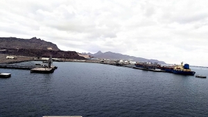 اليمن: انباء عن بدء تفريغ شحنة وقود اسعافية لكهرباء عدن التي تواجه اختناقات تموينية حادة