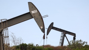 اقتصاد: النفط ينخفض عند التسوية مع تغلب مخاوف الطلب على تراجع مخزونات الخام الأميركية