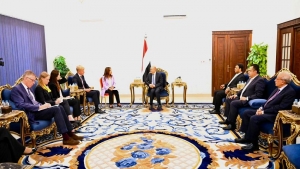 اليمن: الرئيس العليمي يجتمع  بالمبعوث الاممي في عدن لبحث فرص استئناف عملية السلام