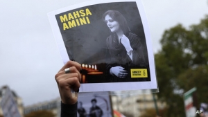 طهران: بدء محاكمة محامي مهسا أميني في إيران