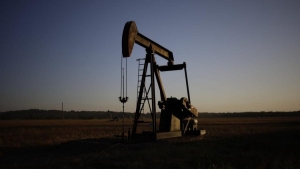 اقتصاد: النفط يسجل أعلى مستوى في 10 أشهر مع تمديد السعودية وروسيا خفض الإنتاج