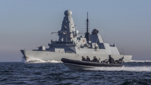 اليمن: البحرية البريطانية تحذر من كيان ينتحل صفة بعثة التفتيش الأممية يوجّه السفن التجارية نحو موانئ الحديدة