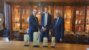 لندن: توقيع اتفاقية لإيداع أربع قطع أثرية يمنية مؤقتاً في متحف بريطاني