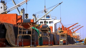 اليمن: الحوثيون يقرون بنمو نشاط ميناء الحديدة رغم اتهامهم لآلية التفتيش الأممية بعرقلة وتاخير السفن