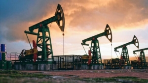 اقتصاد: النفط ينخفض بفعل الزيادة المفاجئة في المخزونات الأميركية