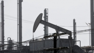 اقتصاد: النفط يغلق منخفضاً بفعل حظر روسي لتصدير الوقود واحتمال رفع الفائدة مستقبلاً