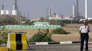 اقتصاد: صراع النفط يفخخ جهود التسوية في اليمن
