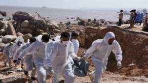 طرابلس: "محنة جديدة" في درنة الليبية مع تحلل الجثث واختلاطها بمياه الصرف الصحي