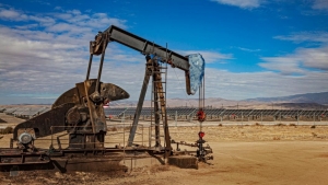 اقتصاد: النفط يغلق مرتفعاً لكنه يسجل أكبر خسائر أسبوعية منذ مارس