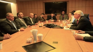 واشنطن: رئيس اركان الجيش اليمني يناقش مع الوسيط الامريكي جهود انعاش عملية السلام